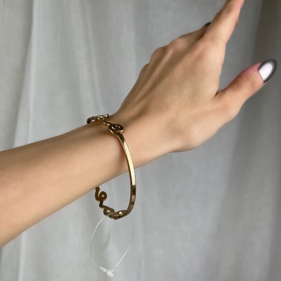 💕 NWOT Gold Tone LOVE Cursive Bangle Bracelet Size OS One Size - Picture 3 of 16